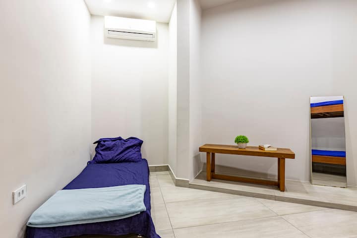 ห้องนอน 3 =
เตียงสองชั้น 1 หลังและเตียงเสริม 1 หลังพร้อมเครื่องปรับอากาศ