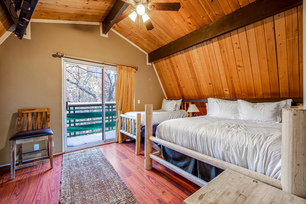 La suite junior de la planta superior cuenta con un balcón privado con impresionantes vistas al bosque, TV inteligente de 55pulgadas, cama tamaño queen y cama individual.