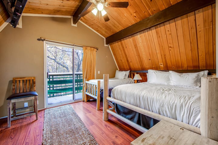 De junior suite op de bovenverdieping beschikt over een eigen balkon met een adembenemend uitzicht op het bos, een 55inch smart-tv, een queensize bed en een tweepersoonsbed