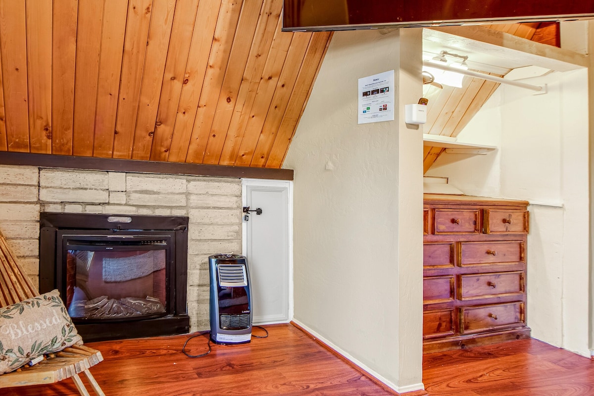 La suite principal de la planta superior cuenta con chimenea privada, balcón privado con impresionantes vistas a la montaña, TV inteligente de 55pulgadas, cama tamaño king y cama individual.