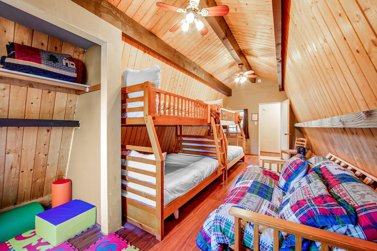 La gran habitación de arriba cuenta con un balcón privado con impresionantes vistas a la montaña, dos literas (completas+individuales), un futón y un rincón para niños.