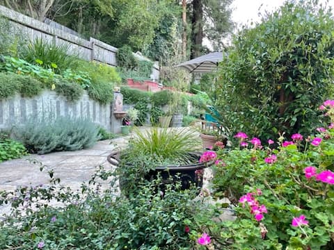 Adorable Garden Guesthouse - walk to downtown