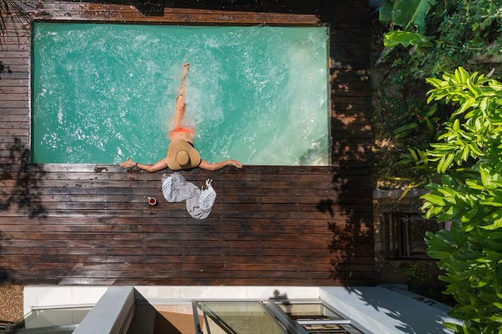 Pool/close 2 the beach/ battery back-up/BBQ/garden gallery image 5