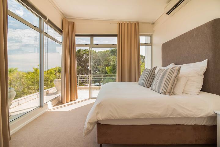 Pool/close 2 the beach/ battery back-up/BBQ/garden gallery image 3