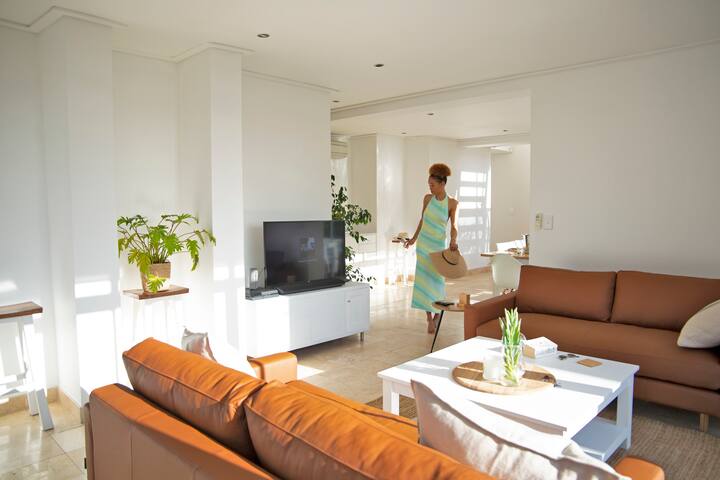 Pool/close 2 the beach/ battery back-up/BBQ/garden gallery image 2