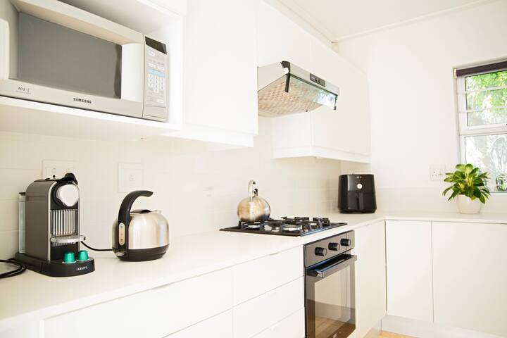 Pool/close 2 the beach/ battery back-up/BBQ/garden gallery image 4