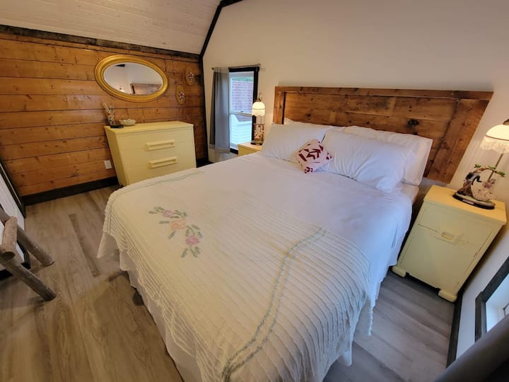 Bedroom 2 - queen bed