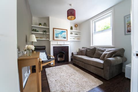 Top Airbnb: Stunning 2 bedroom home 15 minutes walk to beach in Christchurch