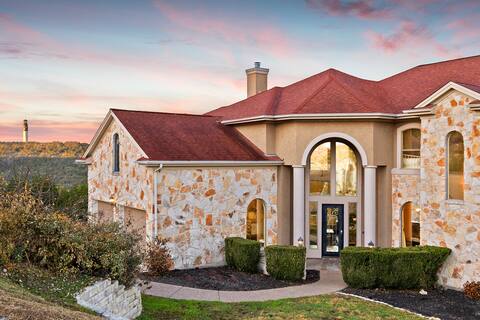 Lake Travis Retreat: 5 Bedrooms, Theater & Games!