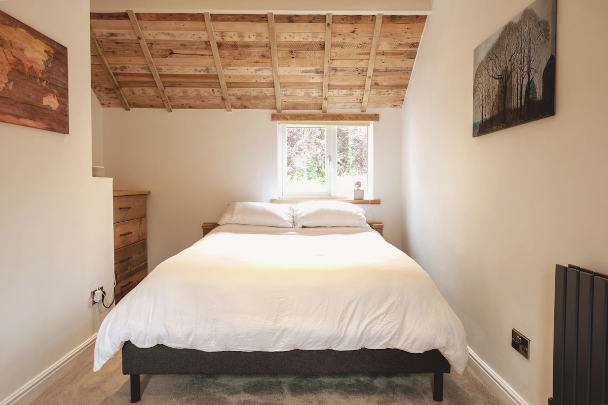 Glavna spavaća soba lijepe veličine s bračnim krevetom - s nevjerojatnim madracem DreamCloud (na vrhu!) i egipatskom pamučnom posteljinom. 