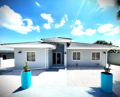 Tropical Oasis-Spacious Home, Pool & Sea Views!