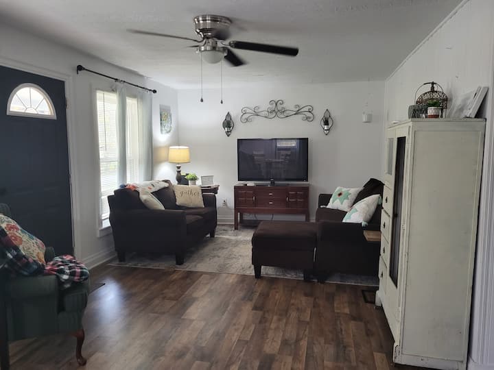Cheerful 3-bedroom Farmhouse With Room To Roam. - Chesapeake, OH