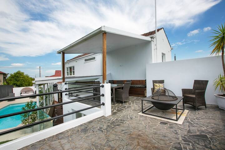 Cheerful 5 bedroom family home with pool gallery image 5