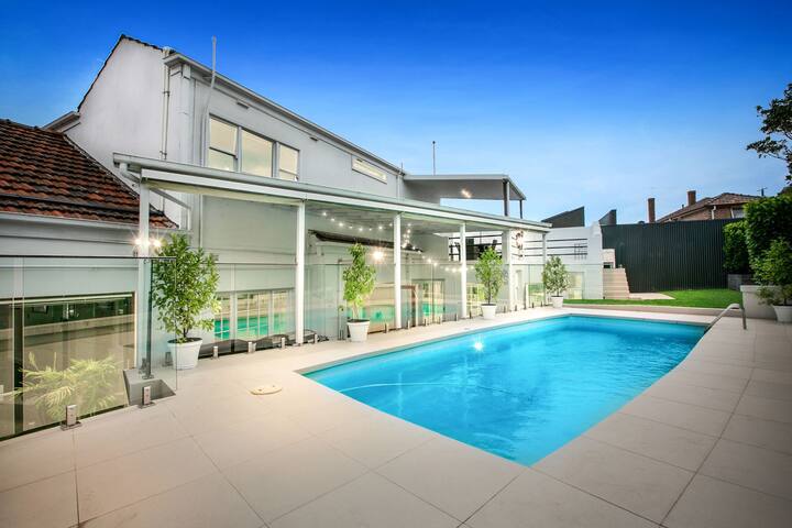 Cheerful 5 bedroom family home with pool gallery image 3