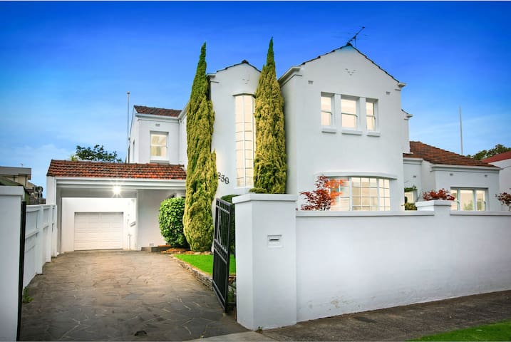 Cheerful 5 bedroom family home with pool