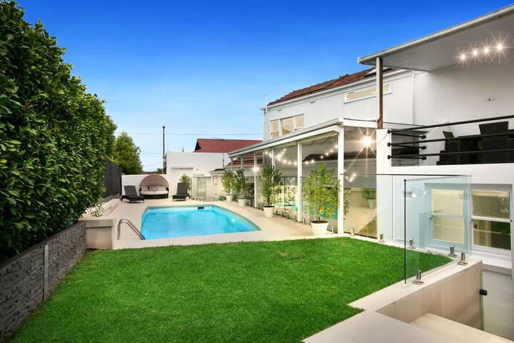 Cheerful 5 bedroom family home with pool gallery image 2