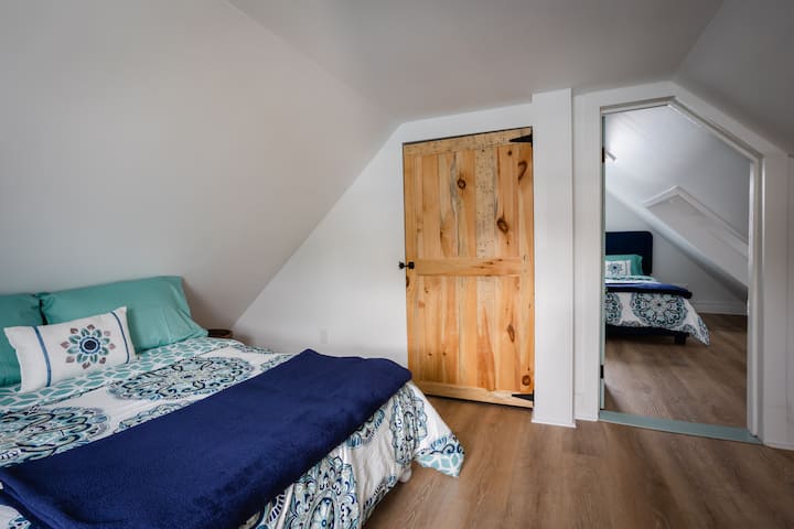 Dormitorio3: cama doble. 
Este dormitorio se encuentra en el tercer nivel y está contiguo al dormitorio #4.