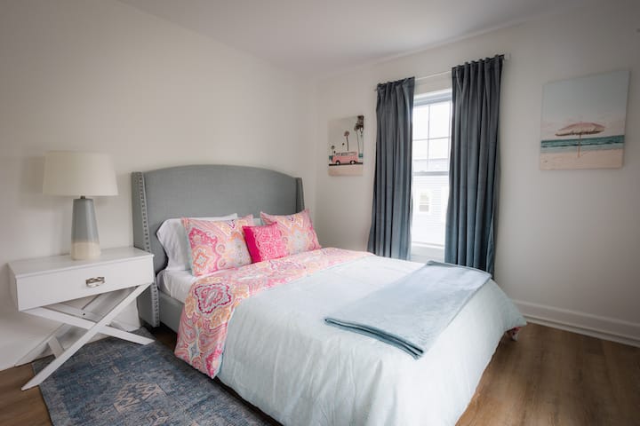 Dormitorio #2: Cama Queen
Una habitación acogedora, elegantemente diseñada con sábanas cómodas, cargadores de teléfono y portaequipajes para tu comodidad.