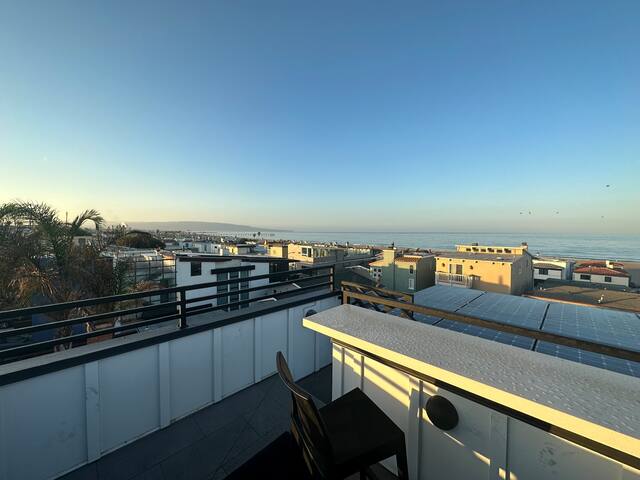 Ocean View, 2 Blocks from the Beach! Roof Hot Tub! gallery image 4
