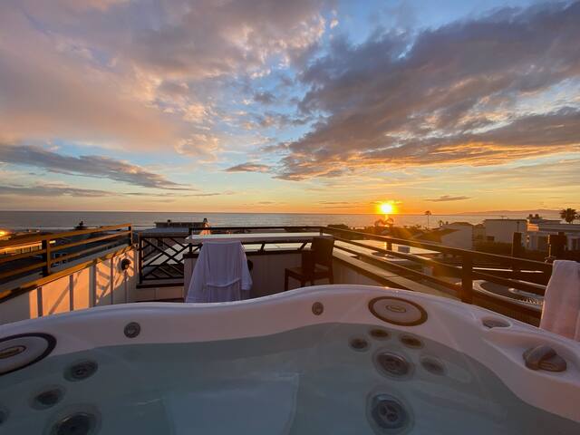 Ocean View, 2 Blocks from the Beach! Roof Hot Tub! gallery image 3