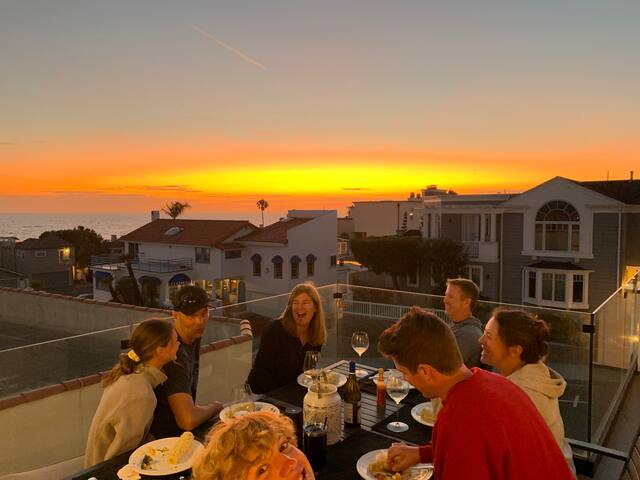 Ocean View, 2 Blocks from the Beach! Roof Hot Tub! gallery image 2