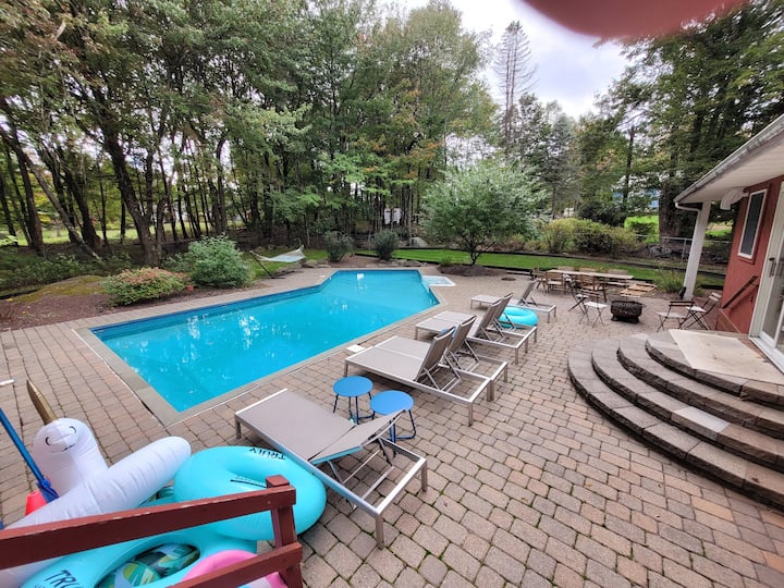 Catskills Estate+ Pool, Indoor Hotub! GameRm, 20+ Villas for Rent in