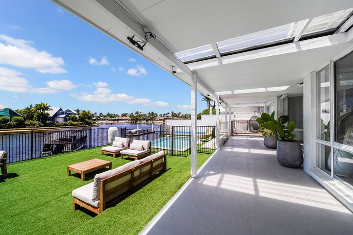 North Facing Renovated Waterfront Bliss! gallery image 4