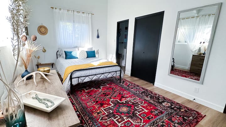 Dormitorio arriba | Cama tamaño queen | Espejo de cuerpo entero | Techos altos