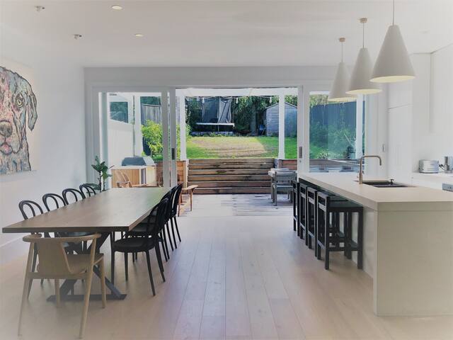 Stylish 3 bedroom home with backyard and parking gallery image 4