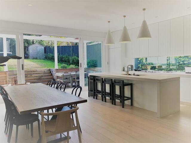 Stylish 3 bedroom home with backyard and parking gallery image 3