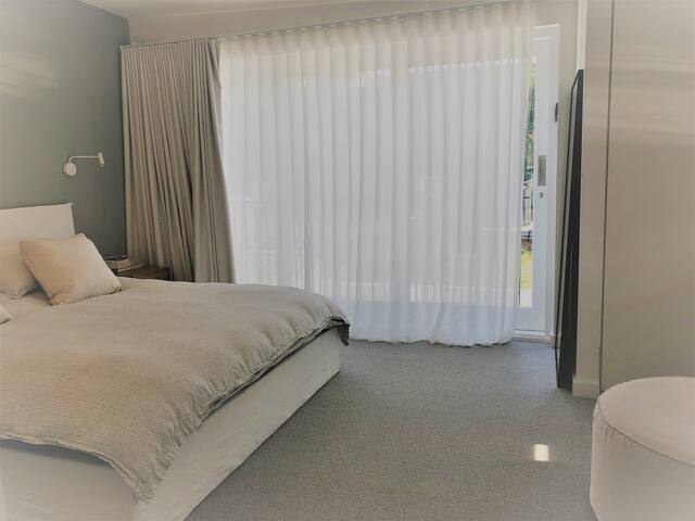 Stylish 3 bedroom home with backyard and parking gallery image 5