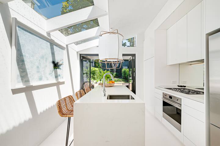 Superb 2 Bed terrace in Paddington hot-spot. gallery image 2