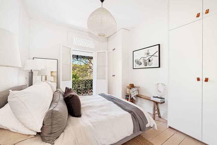 Superb 2 Bed terrace in Paddington hot-spot. gallery image 3