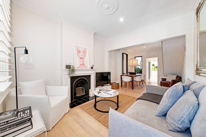 Superb 2 Bed terrace in Paddington hot-spot.