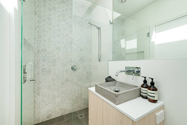 Superb 2 Bed terrace in Paddington hot-spot. gallery image 5