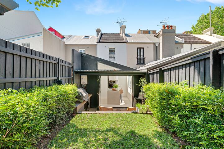 Superb 2 Bed terrace in Paddington hot-spot. gallery image 4