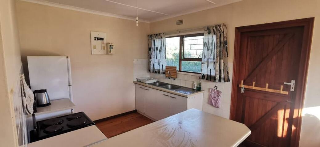 2 bedroom family cottage, 3 minutes from beach gallery image 2