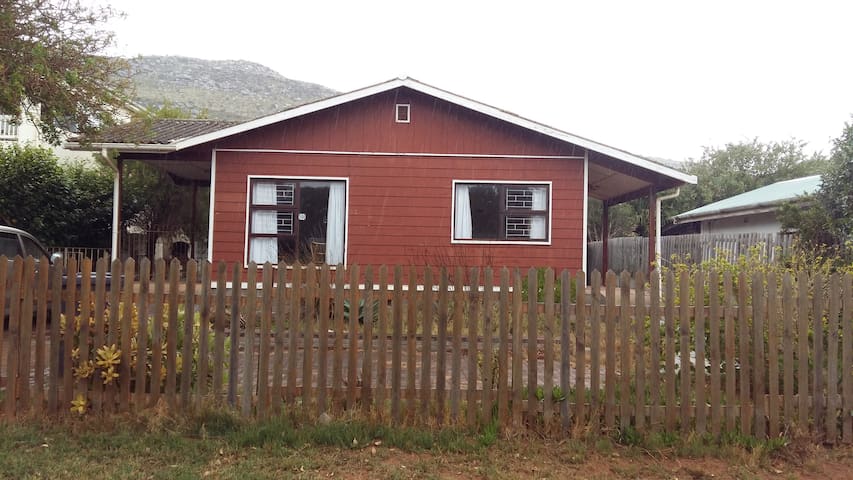 2 bedroom family cottage, 3 minutes from beach