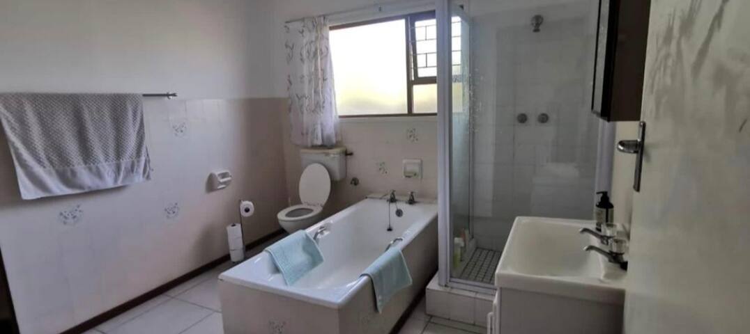 2 bedroom family cottage, 3 minutes from beach gallery image 4