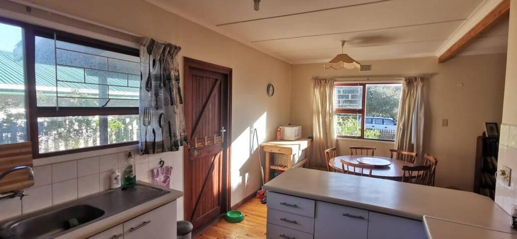 2 bedroom family cottage, 3 minutes from beach gallery image 3