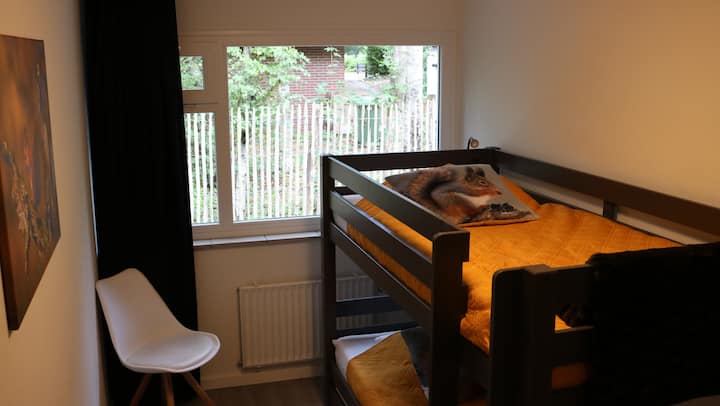 eichhörnchenzimmer mit Etagenbett und separatem Ausziehbett für drei Kinder