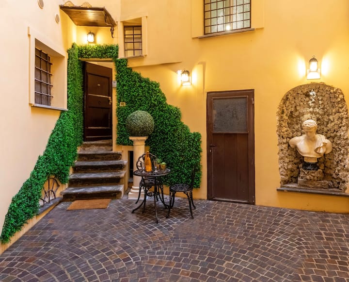 The Court Piazza di Spagna