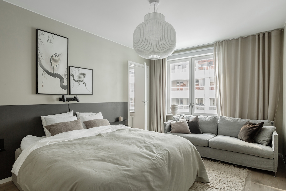 主卧配备步入式衣柜和智能电视 