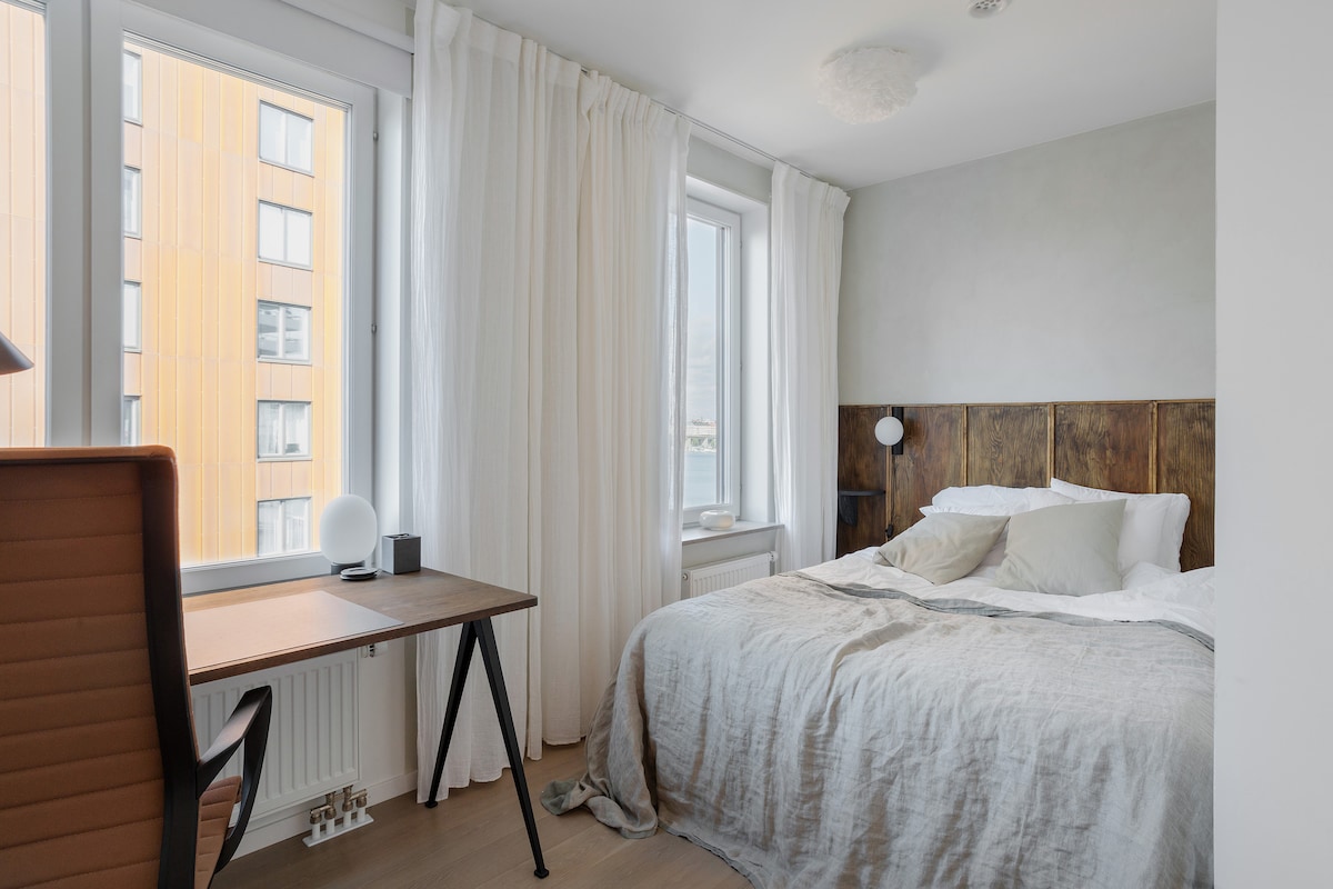 配备大号双人床和工作站的卧室