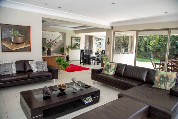 Family Delight w/pool near beach & 10min to CBD gallery image 3