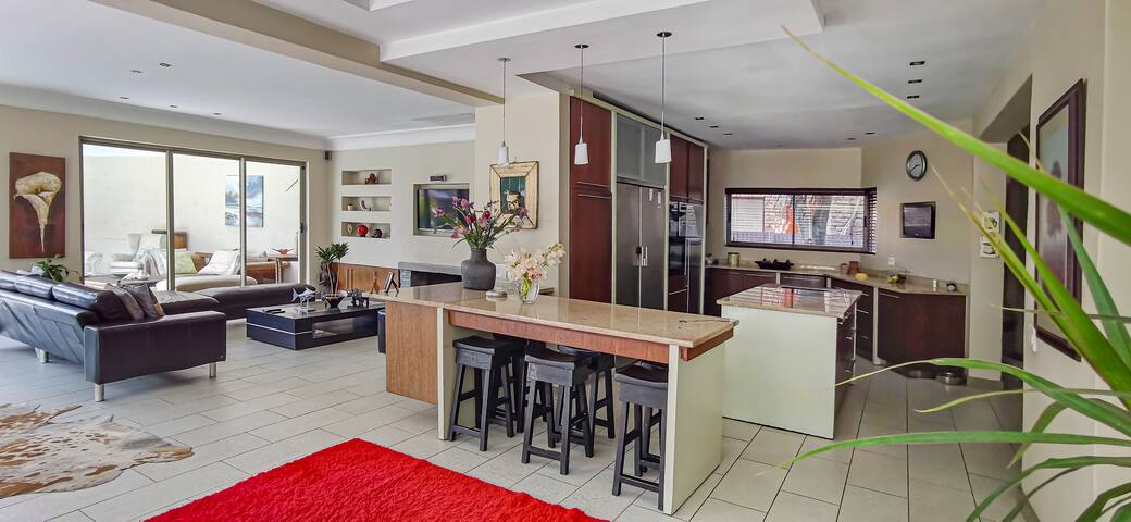 Family Delight w/pool near beach & 10min to CBD gallery image 2