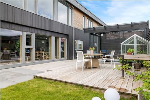 Spacious apartment with a lovely garden