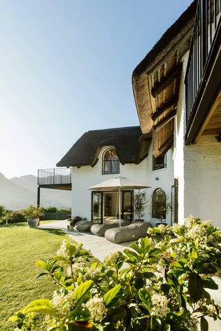 „Out of Africa“bordering Nature Reserve with view! gallery image 2