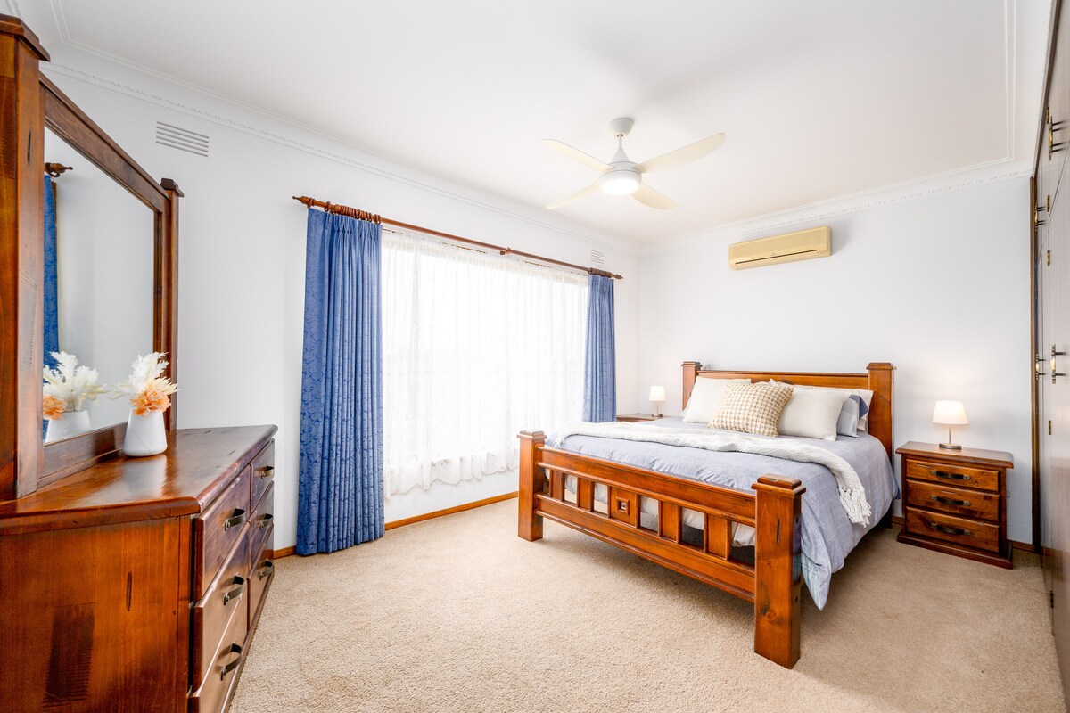 Chumba cha kulala cha Master - Kitanda cha malkia.