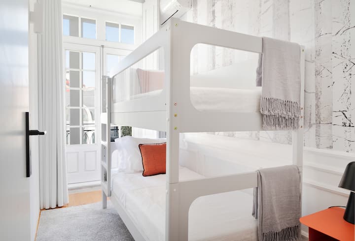 Спална соба со кревет на спрат/ Quarto com beliche